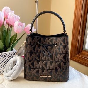 Michael Kors Suri medium bucket bag